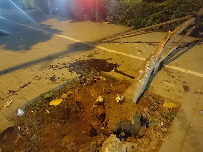 Ôtô 7 chỗ tông liên hoàn nhiều xe máy  ảnh 2 Oto 7 cho tong lien hoan nhieu xe may anh 2