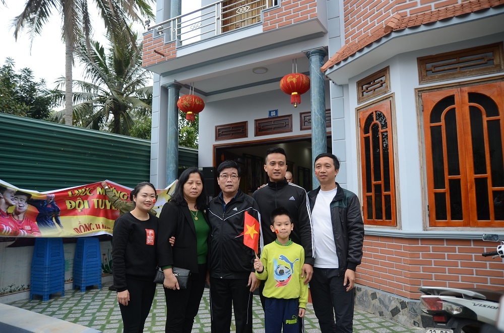 Cha Luong Xuan Truong gui loi chuc den con trai va cac cau thu U23 hinh anh