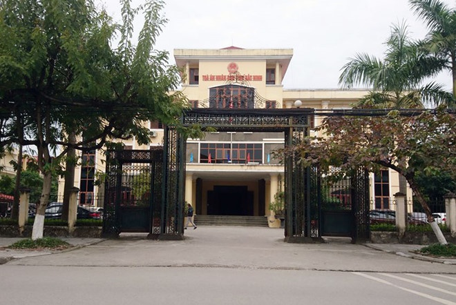 Tai xe thua kien canh sat giao thong voi loi vuot den vang hinh anh