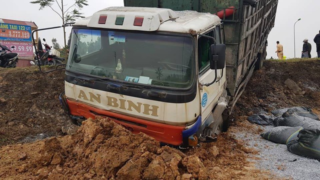 Nguoi dan ong bi tong tu vong khi dung xe nghe dien thoai hinh anh