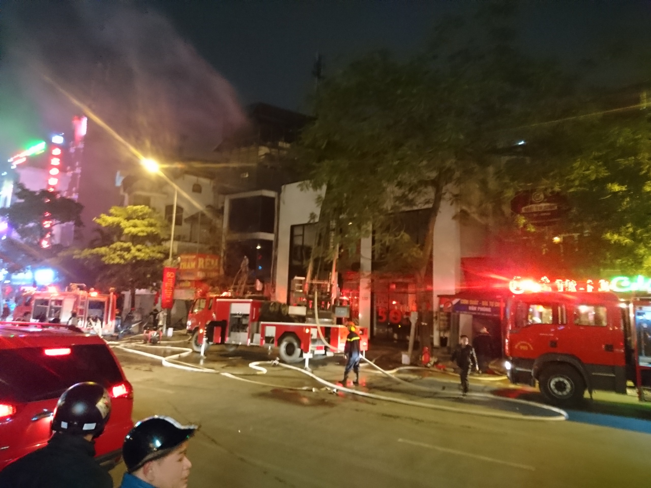 Chay lon thieu rui ngoi nha 5 tang o Ha Noi hinh anh