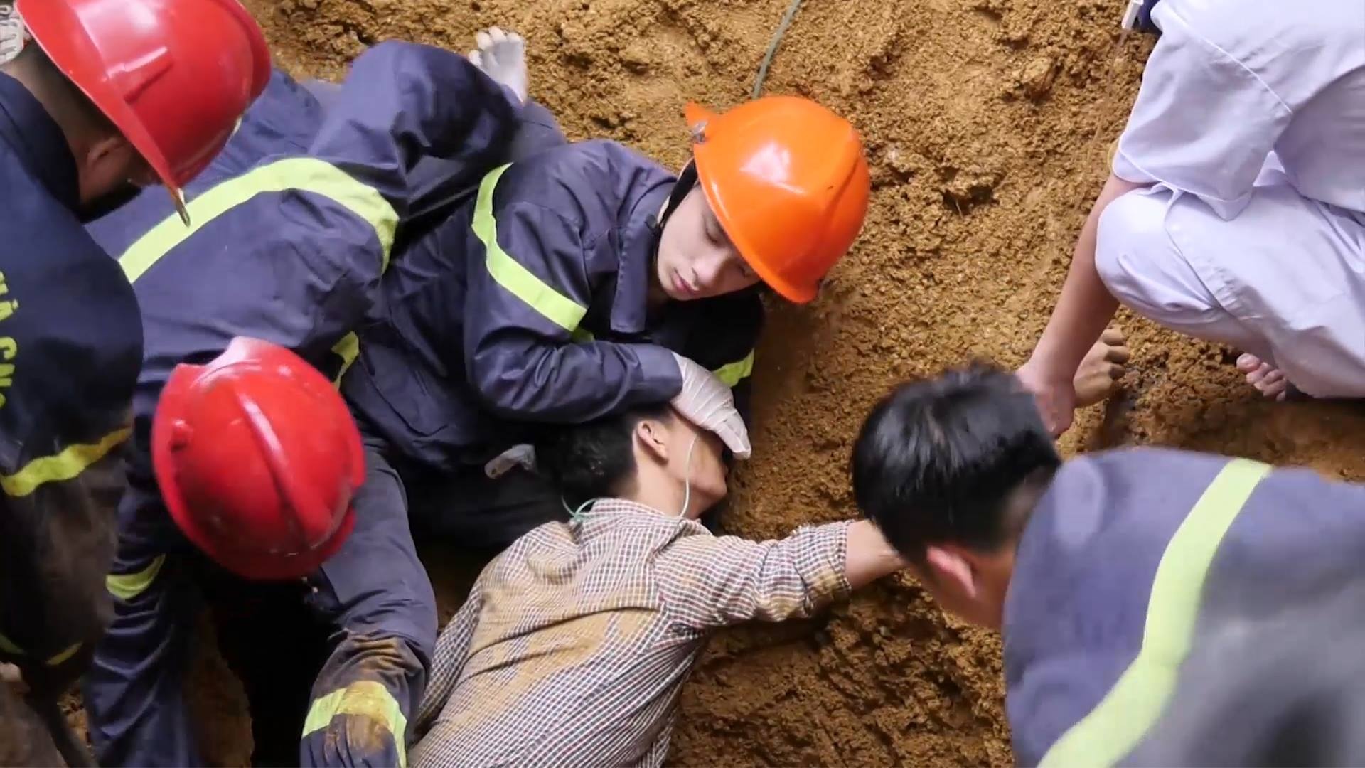 Sat lo dat khien 3 nguoi tu vong hinh anh