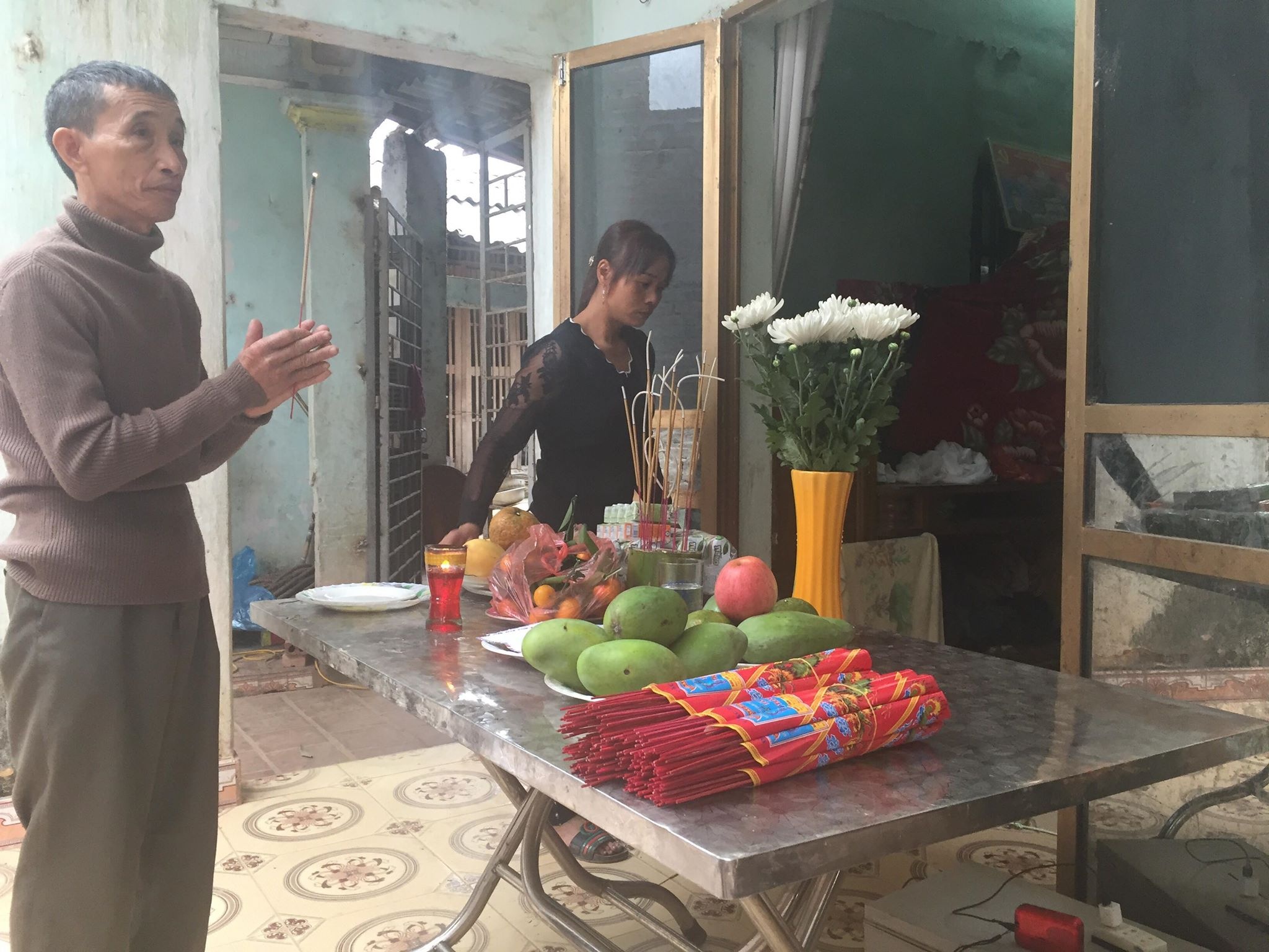 Be trai 8 tuoi thiet mang co the do mau thuan lam an cua nguoi lon hinh anh