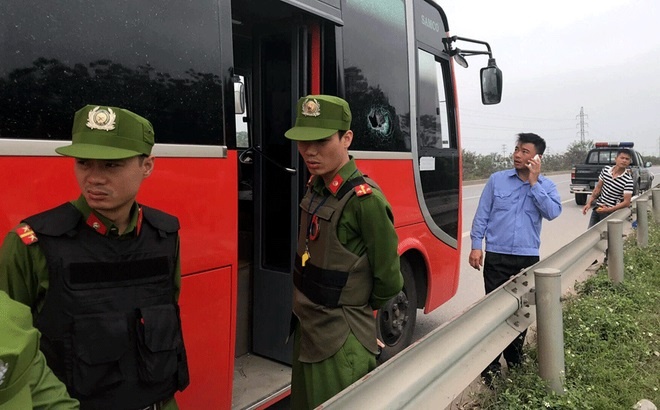 Nem da vao xe khach chay tren cao toc, nhieu khach bi thuong hinh anh