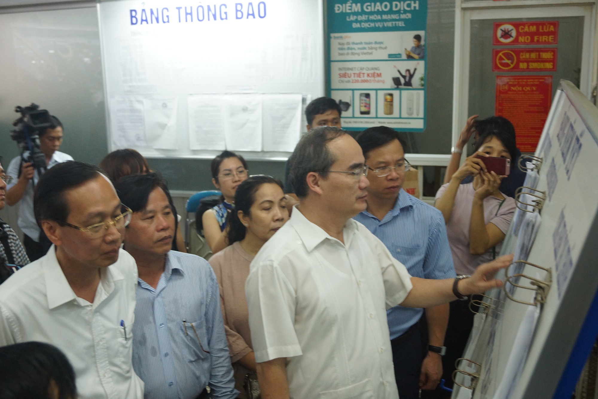 Bí thư thành ủy tiếp xúc tiểu thương chợ An Đông ảnh 1 Bi thu thanh uy tiep xuc tieu thuong cho An Dong anh 1