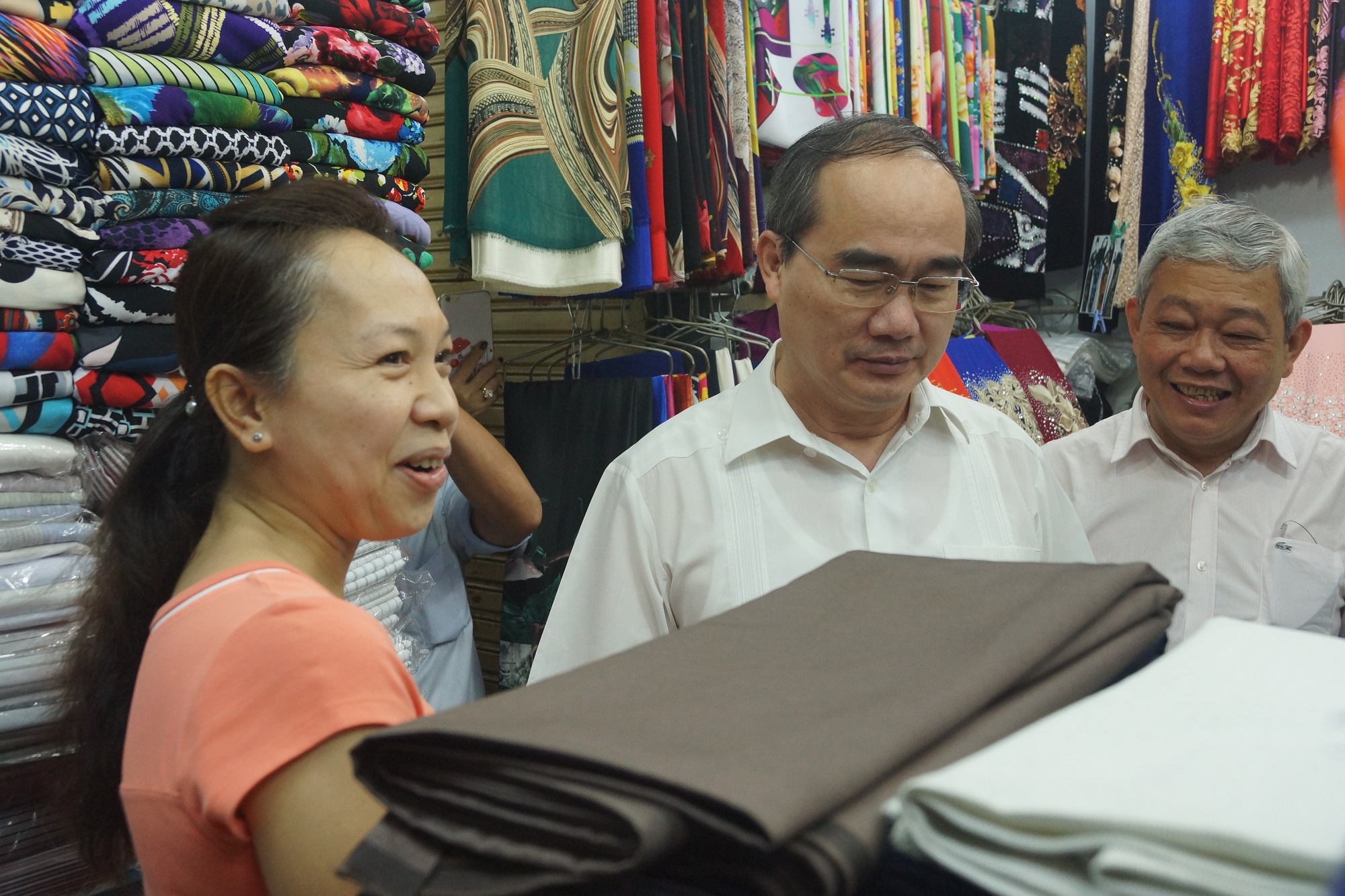 Bi thu Thanh uy Nguyen Thien Nhan tham tieu thuong cho An Dong hinh anh