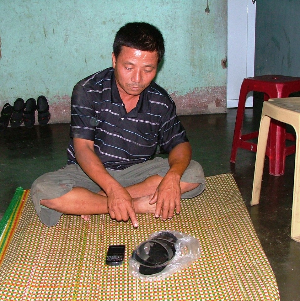 Tong be gai nguy kich, thanh nien bo dien thoai chay tron hinh anh