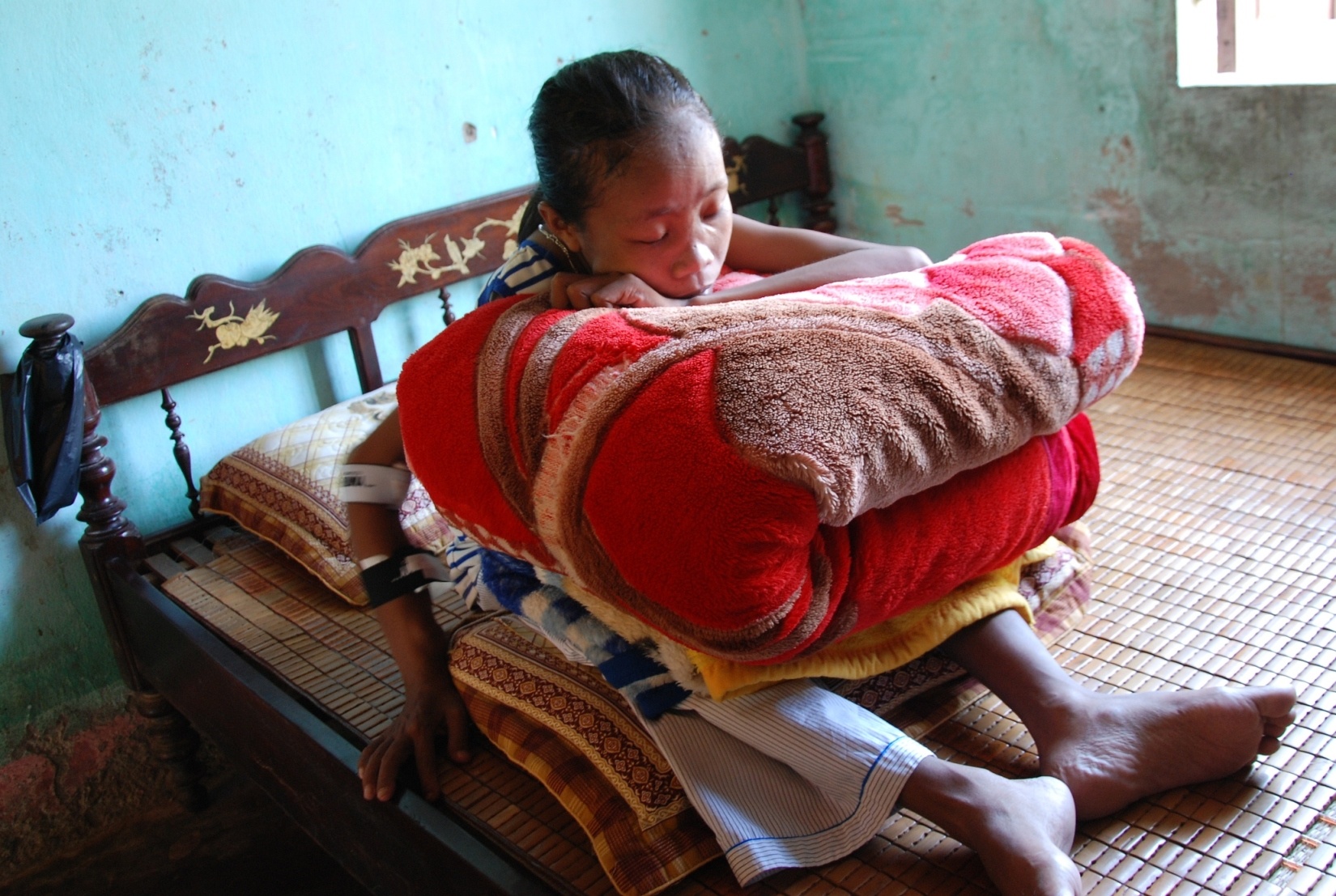 Co gai 10 nam om goi ngu ngoi hinh anh