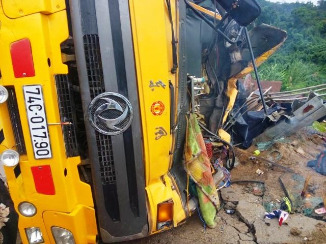 Xe cho go lat nghieng khi do deo, 2 nguoi chet hinh anh