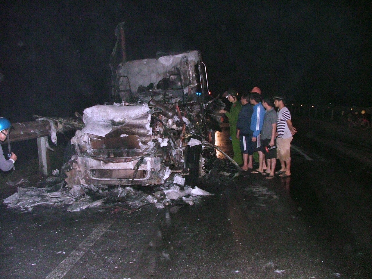 Xe container boc chay, tai xe nhay xuong muong thoat than hinh anh