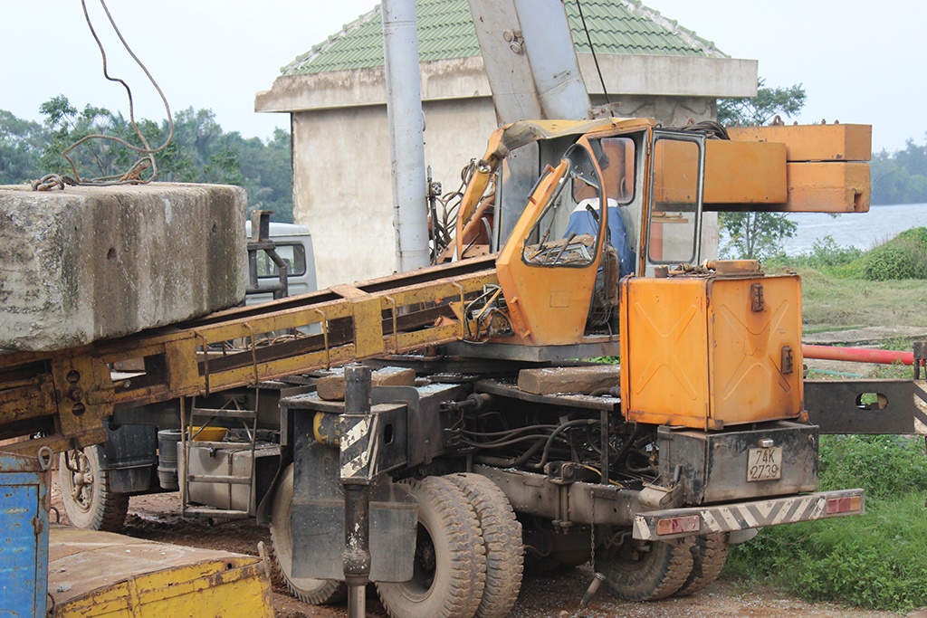 Gian sat do sap, lai xe cau nhay khoi cabin thoat chet hinh anh