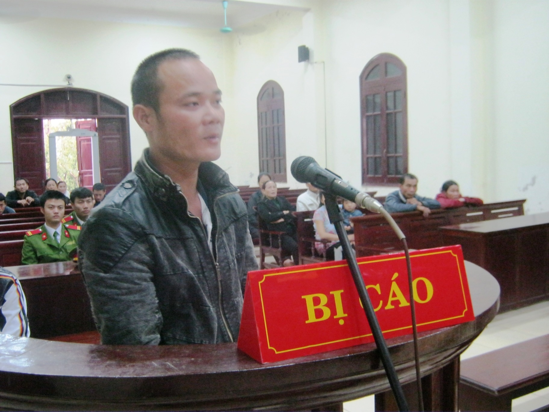 Ca lang ky don xin giam an cho nguoi danh chet ten trom cho hinh anh