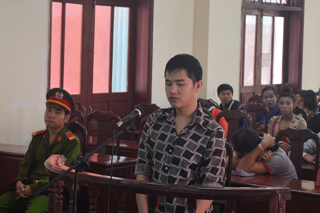 Ca si dam chet ban dien roi bat xe khach tau thoat hinh anh