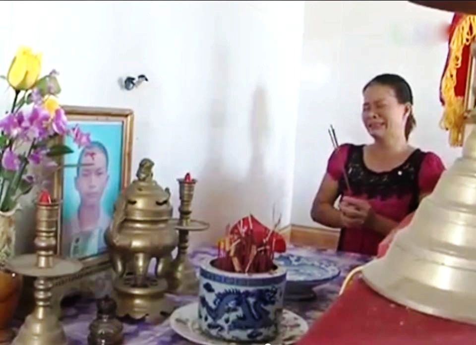 Đọc xong lá thư, chị Hồng khóc nức nở trước bàn thờ con trai