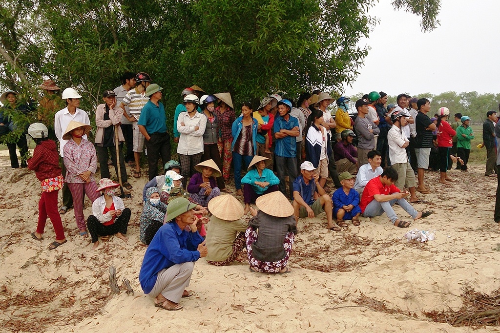 200 nguoi dan tu tap phan doi du an khai thac titan hinh anh