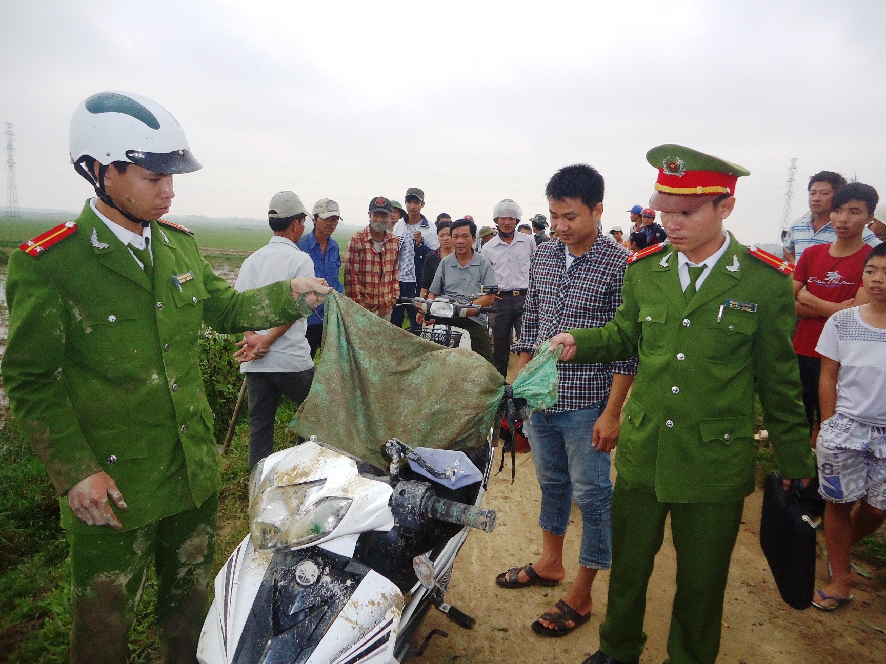 300 nguoi bao vay bat 2 ke trom cho giua ban ngay hinh anh