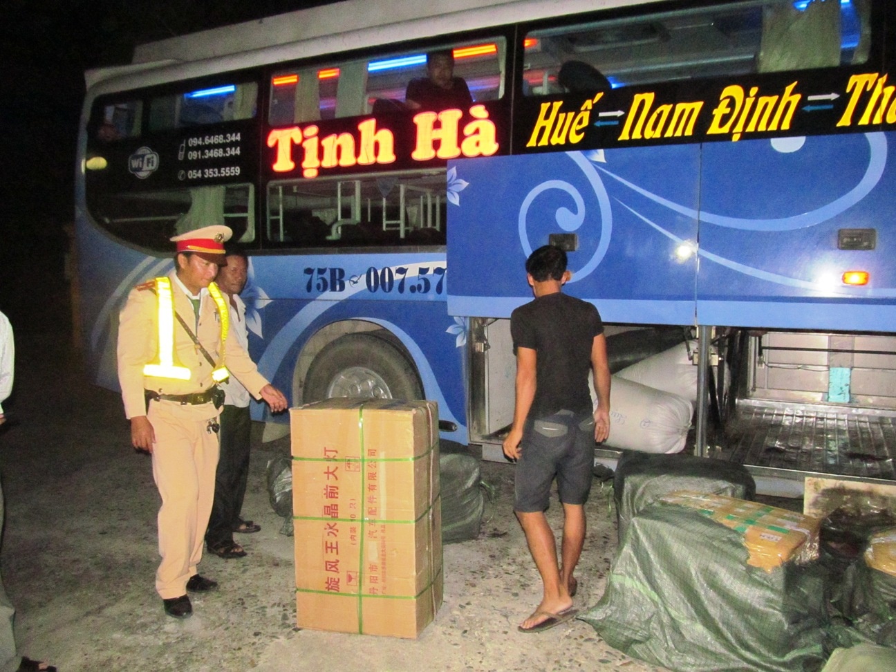 Hon 2 ta noi tang trau bo duoi hoc xe khach hinh anh