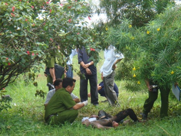 Nam sinh boc chay nhu duoc ngay giua san hinh anh