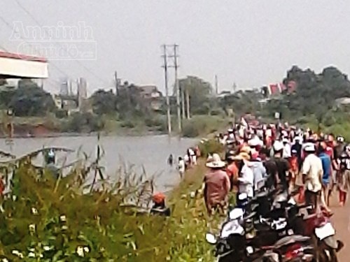 Hai hoc sinh tieu hoc chet duoi tren duong den truong hinh anh