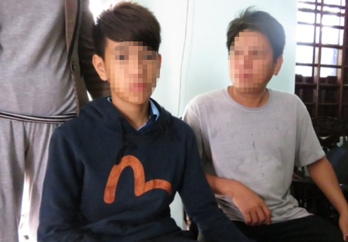 Ke bien thai ep 2 nam sinh coi quan ao roi gio tro doi bai hinh anh