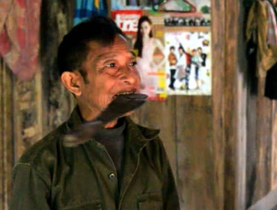 Thay lang ngam luoi dao nung do hinh anh