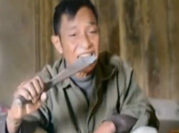 Ngam luoi dao nung do de chua benh... dau bung hinh anh