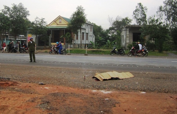 Thanh nien bi gay chan nam chet ben quoc lo hinh anh