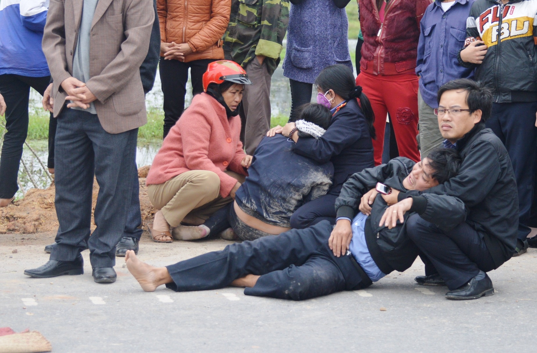 Chong con khoc ngat ben thi the nu ke toan bi xe dau keo can hinh anh