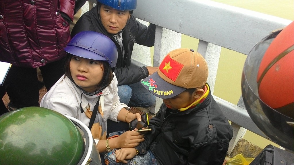 De lai be trai tren cau, nguoi cha nhay song tu tu hinh anh