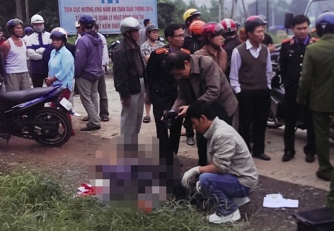 Di dua thiep cuoi, mot nguoi bi xe khach tong chet hinh anh