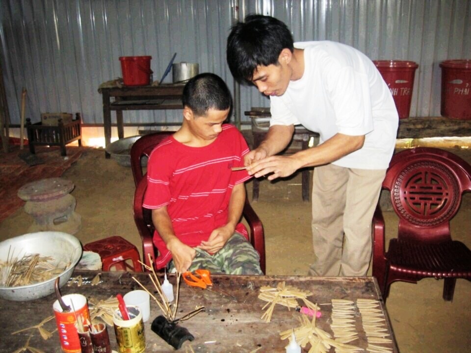 Cuoc doi buon cua nguoi cha bo lai con tren cau roi tu tu hinh anh