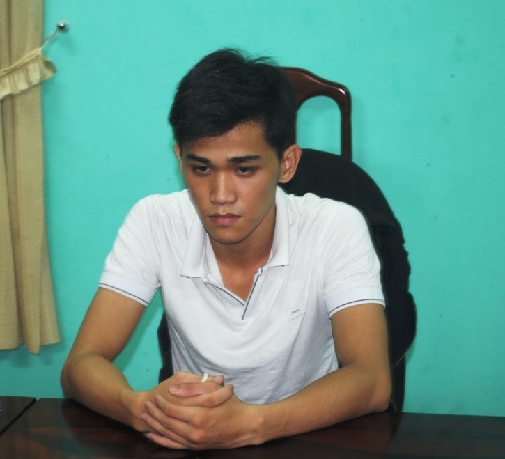 Chang trai dung dao khong che nguoi yeu duoc huong an treo hinh anh