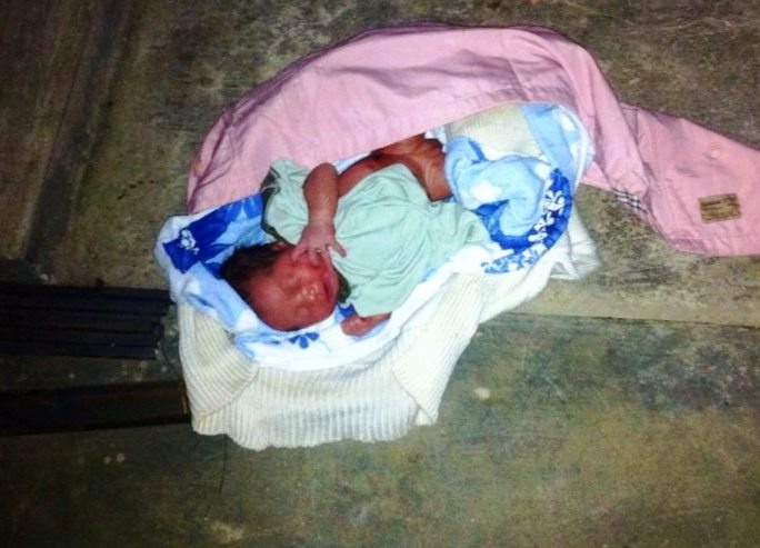 Bé trai sơ sinh bị bỏ rơi trước cổng chùa