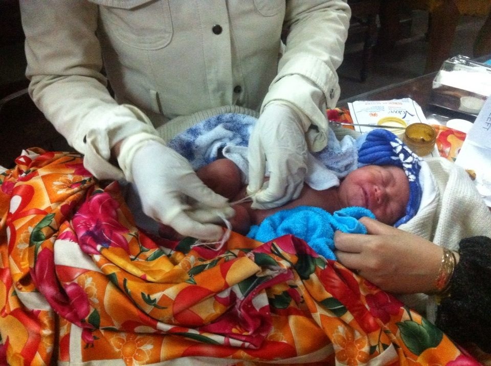 Be trai so sinh chua cat day ron bi bo roi truoc cong chua hinh anh