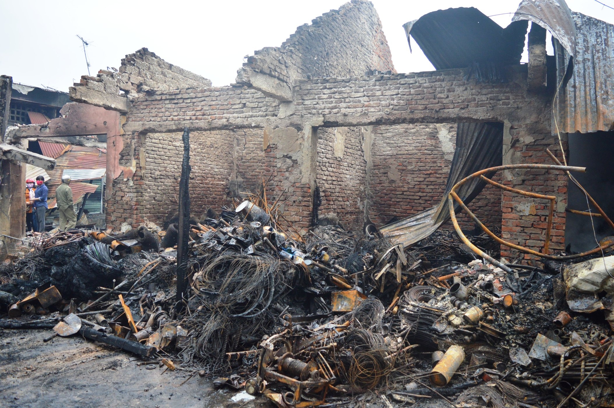 Hien truong tan hoang vu chay cho Ba Don hinh anh