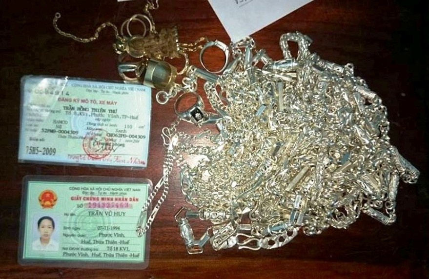 Tang vật của vụ cướp do Huy gây ra ở tiệm bạc Bình Phương