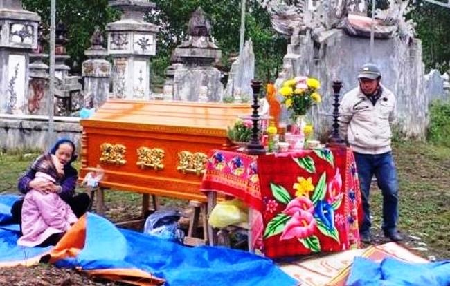 Phat hien thi the thay giao da phan huy trong tu the treo co hinh anh