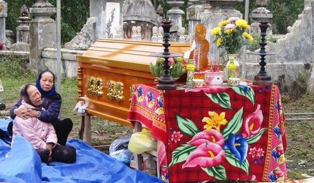 Thay giao treo co tu tu hay ra nghia dia mot minh giua khuya hinh anh