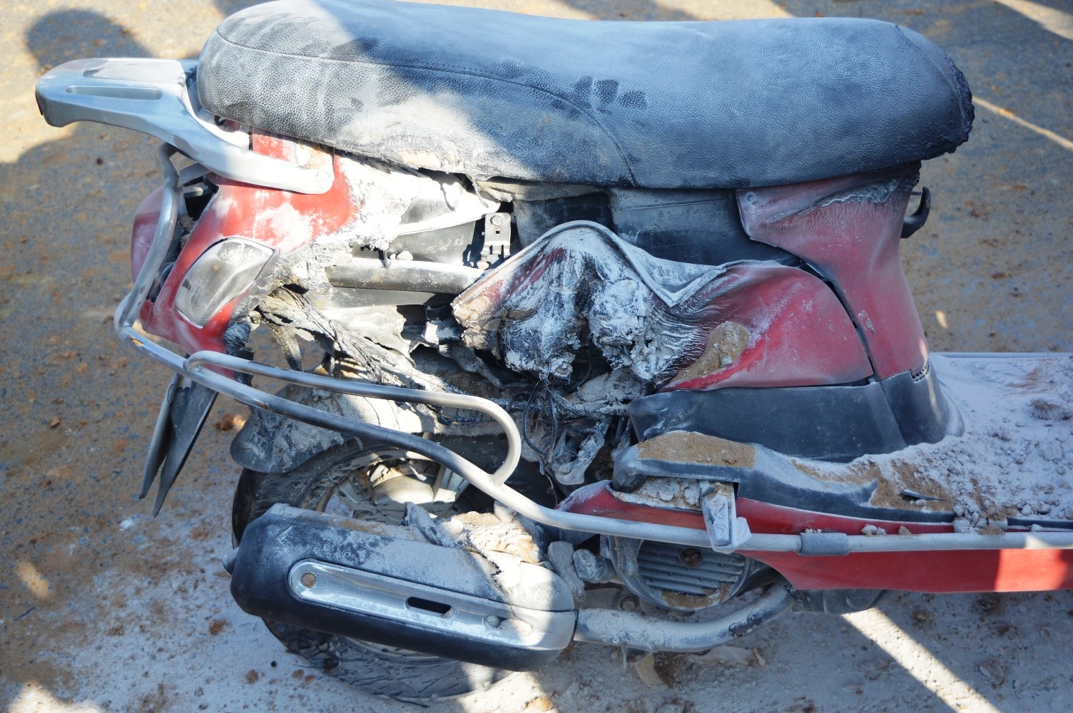 Xe may dang chay phat hoa, co gai hoang loan keu cuu hinh anh