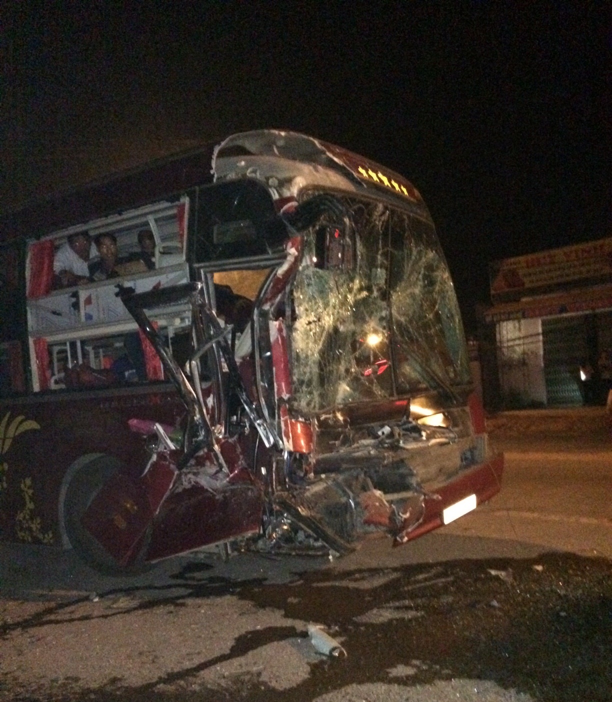 Xe benz danh vong tong xe khach, 30 nguoi dap cua ra ngoai hinh anh