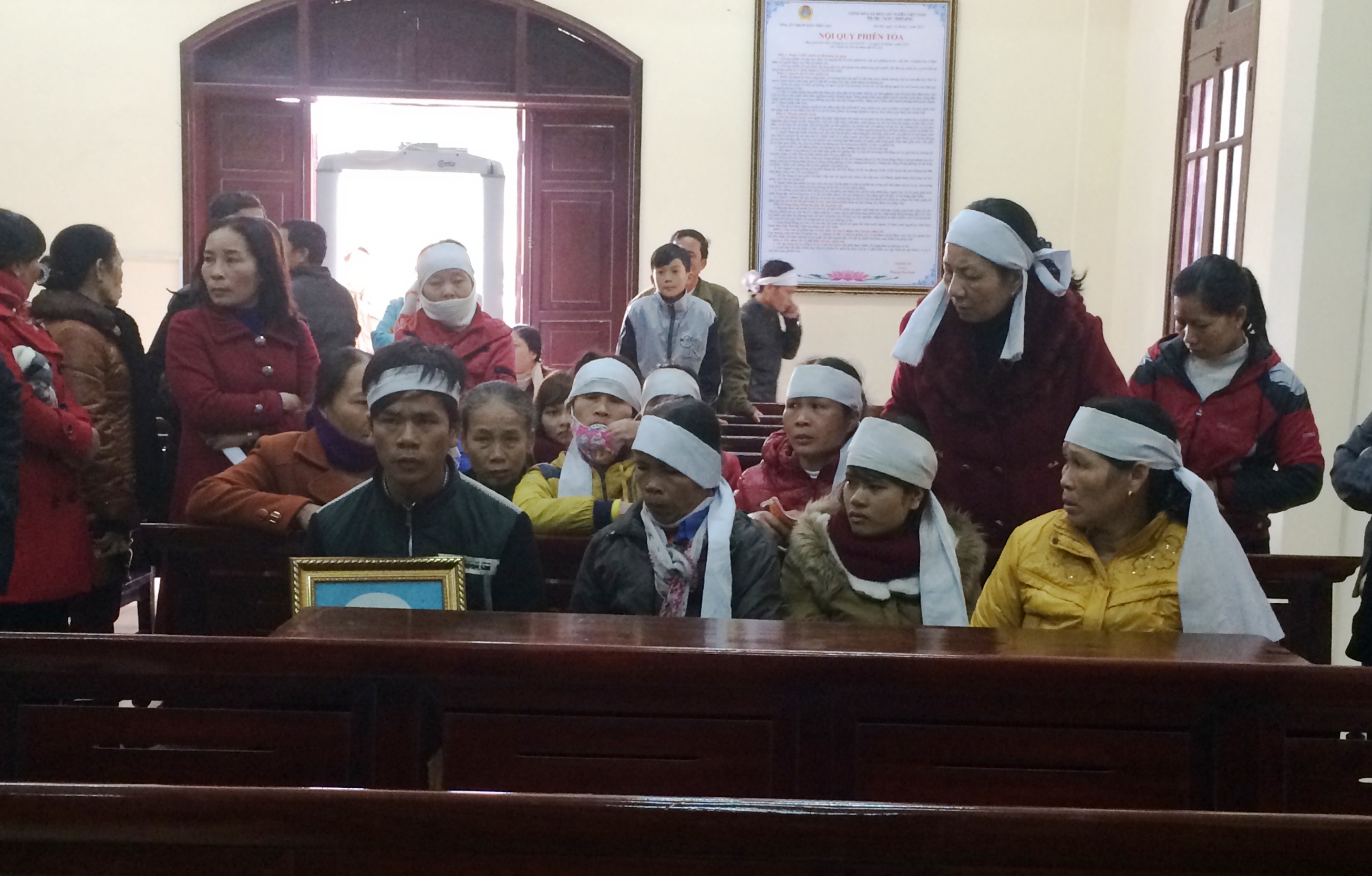 Dam chet hang xom vi tranh nua bao xi mang hinh anh