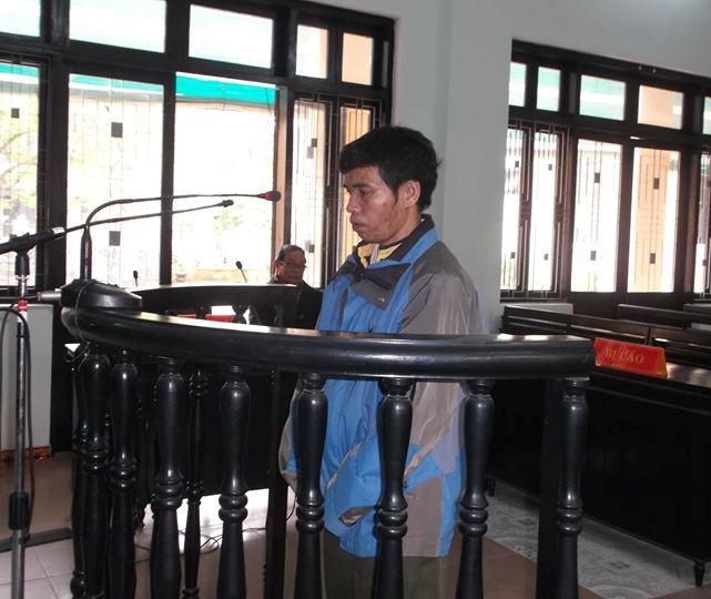 Khong che be gai chan bo dua len doi lam chuyen nguoi lon hinh anh