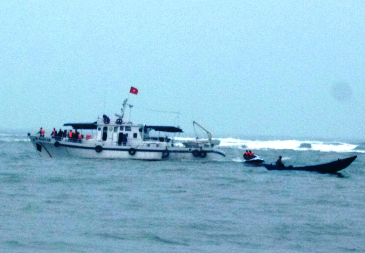 Tau ca chim o cua bien, 7 ngu dan boi vao bo hinh anh