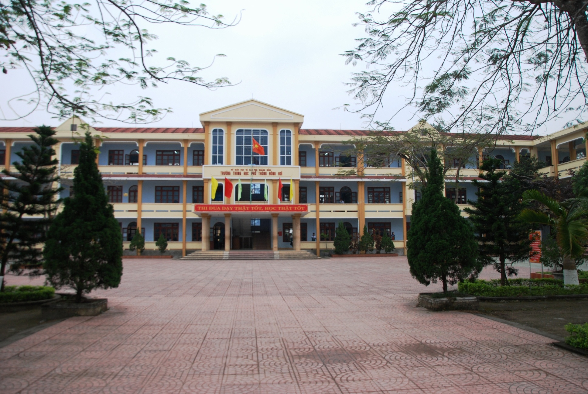 Nu sinh danh co giao tren buc giang hinh anh