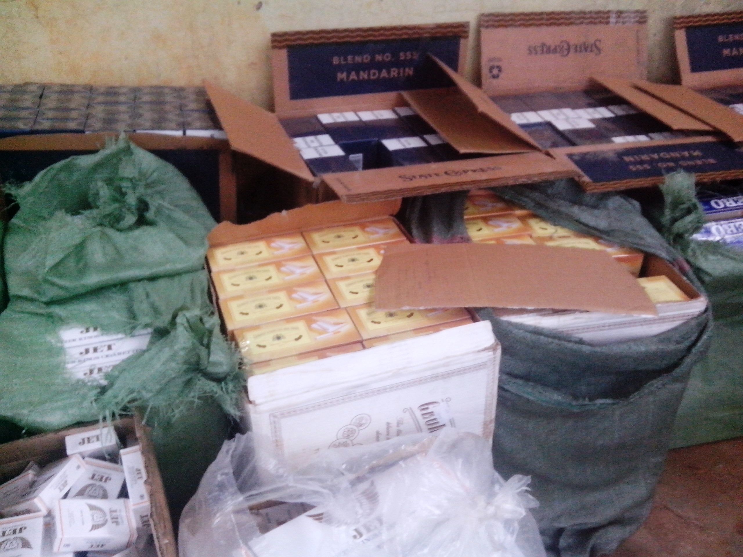 Bo lai 5 chiec xe may cho hang lau roi tron vao rung hinh anh