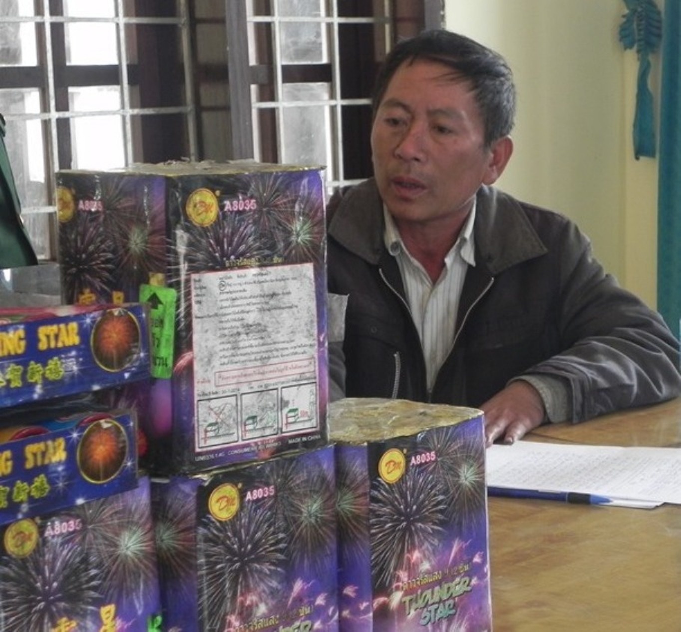 Gan 80 kg phao lau giau trong bao than cui hinh anh