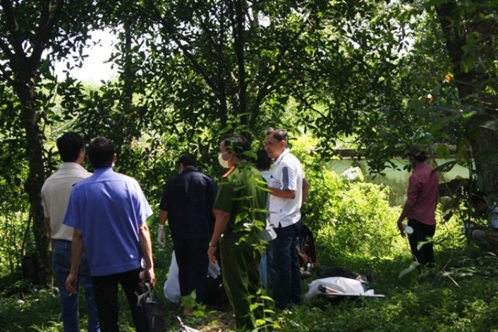 Thanh nien chet trong the treo co o thap nuoc bo hoang hinh anh