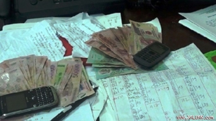 Hai phu nu lam chu de duong day tien ty hinh anh