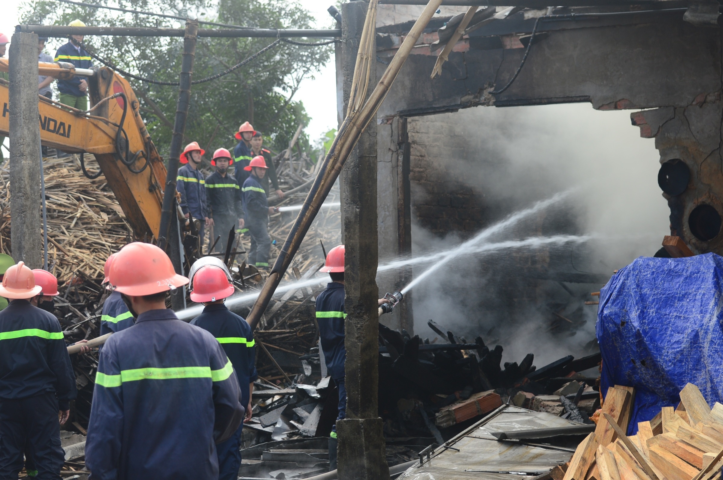 Chay rui lo say go sau tieng no lon hinh anh