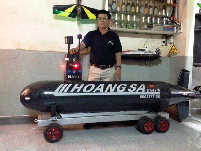 1.Ông Lê Ngà (50 tuổi, trú ở phường Tây Lộc, TP. Huế, Thừa Thiên - Huế) đã bỏ ra gần hai năm ròng rã để nghiên cứu chế tạo một chiếc tàu lặn mô hình.